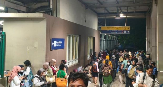 Stasiun Kebayoran Lumpuh: Gangguan Listrik dan Banjir Picu Penumpang Membludak