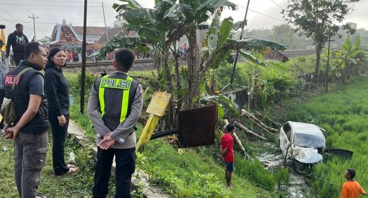Mobil Mogok di Perlintasan, KA Argo Bromo Anggrek Hantam Avanza: 4 Tewas
