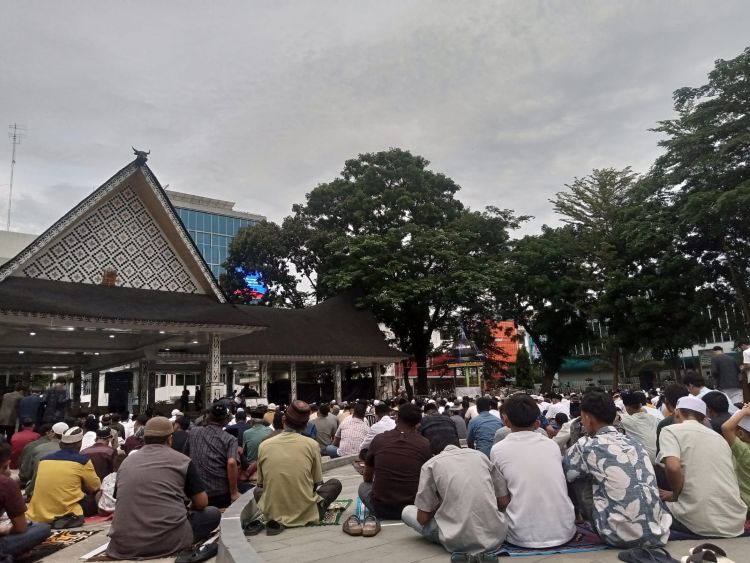 Ribuan Warga Tumpah Ruah di Lapangan Adam Malik, Rayakan Idul Adha 1447 H Penuh Kebersamaan
