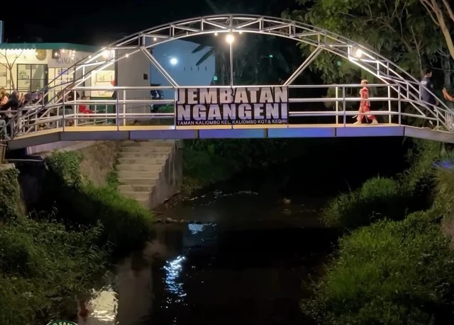 Jembatan Ngangeni Kediri, Destinasi Wisata Malam Baru yang Instagramable