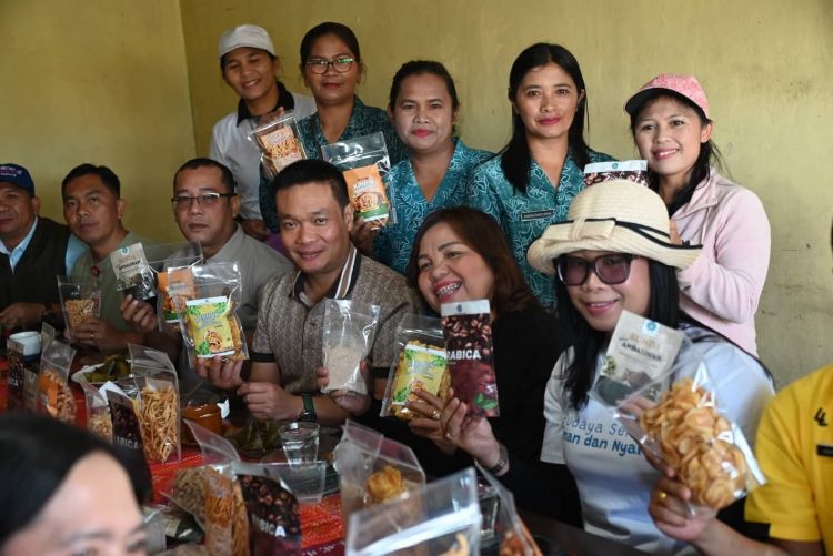 Bupati Humbahas Tinjau Rumah Produksi PKK, Dorong Ekonomi Keluarga Desa Bangkit dan Mandiri