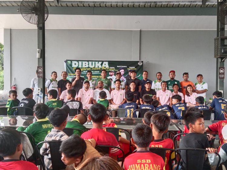 Legimin Raharjo dan Iksan Chan Motivasi Siswa Akademi Sepak Bola di Medan