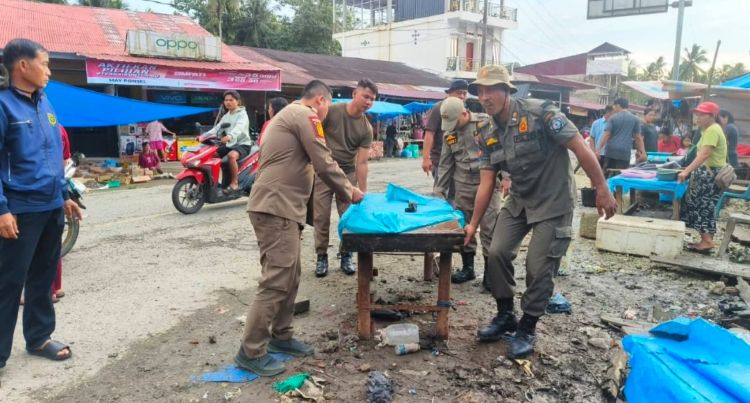 Satpol PP Nias Selatan Tertibkan Pasar Helezalulu Lahusa Secara Persuasif