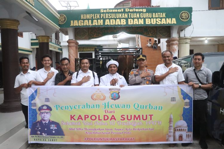 Kapolda Sumut Serahkan Sapi Kurban 600 Kg ke Persulukan Babussalam Simalungun