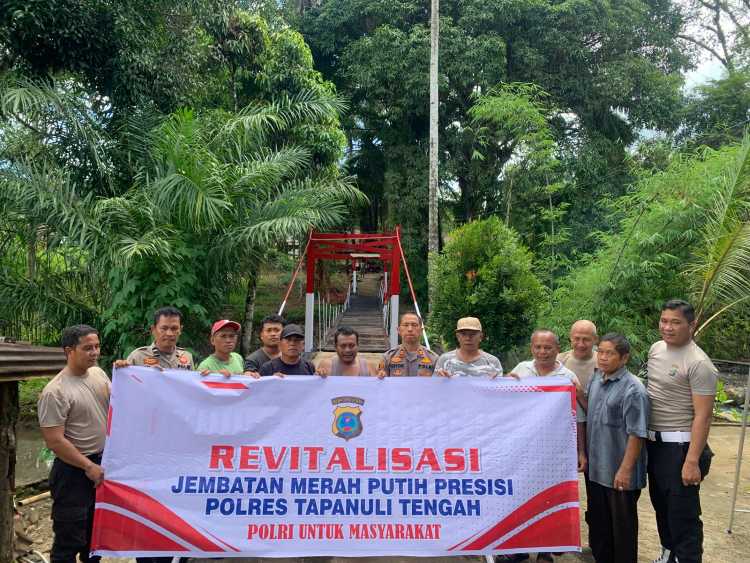 Jembatan Rusak Pascabencana, Polisi dan Warga Gotong Royong Bangun Akses Penghubung di Tapteng