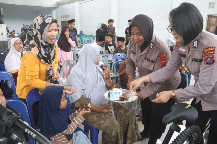 Polwan Polres Simalungun Bagikan Kue Tart ke Buruh Perempuan saat May Day 2026