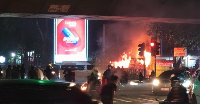 May Day 2026 Bandung Ricuh, Massa Berpakaian Hitam Bakar Fasilitas Umum
