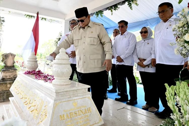 Prabowo Ziarah ke Makam Marsinah Usai Resmikan Museum dan Rumah Singgah di Nganjuk