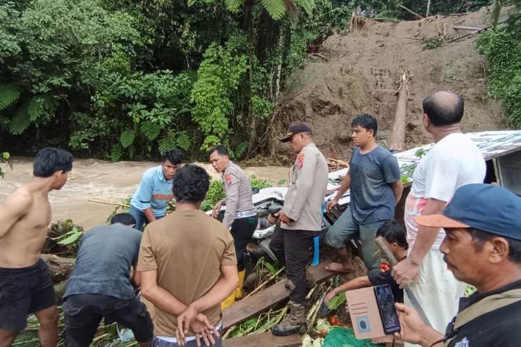 Tragis! Longsor di Taput Seret Mobil ke Sungai, 3 Orang Meninggal Dunia
