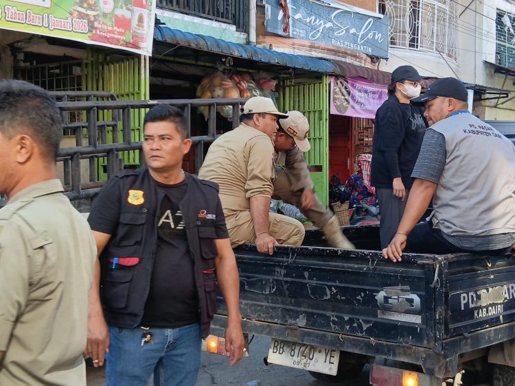 Satpol PP Dairi Turun Tangan, PKL Bandel di Pasar Sidikalang Ditertibkan