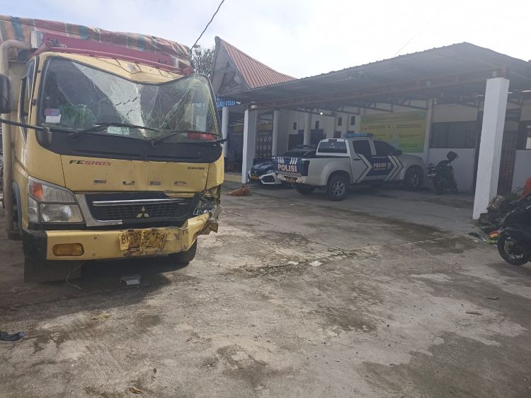 Diduga Sopir Mengantuk, Truk Canter Hantam 2 Rumah Warga di Tarutung