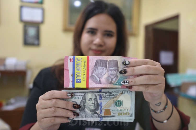 Rupiah Dibuka Melemah ke Rp17.738 per Dolar AS, Pasar Tunggu Keputusan BI
