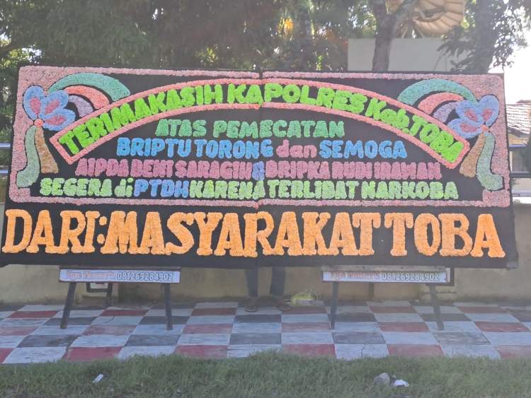 Viral di Toba, Papan Bunga di Depan Polres Jadi Sorotan Publik