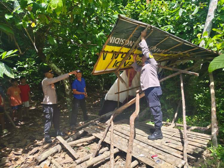 Polisi dan Warga Ujung Padang Bakar Gubuk Diduga Tempat Pesta Narkoba