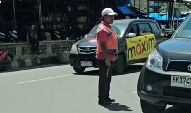Jukir Minta Rp20 Ribu di Pasar Horas, Pengendara Protes Keras, Dishub Tak Merespons