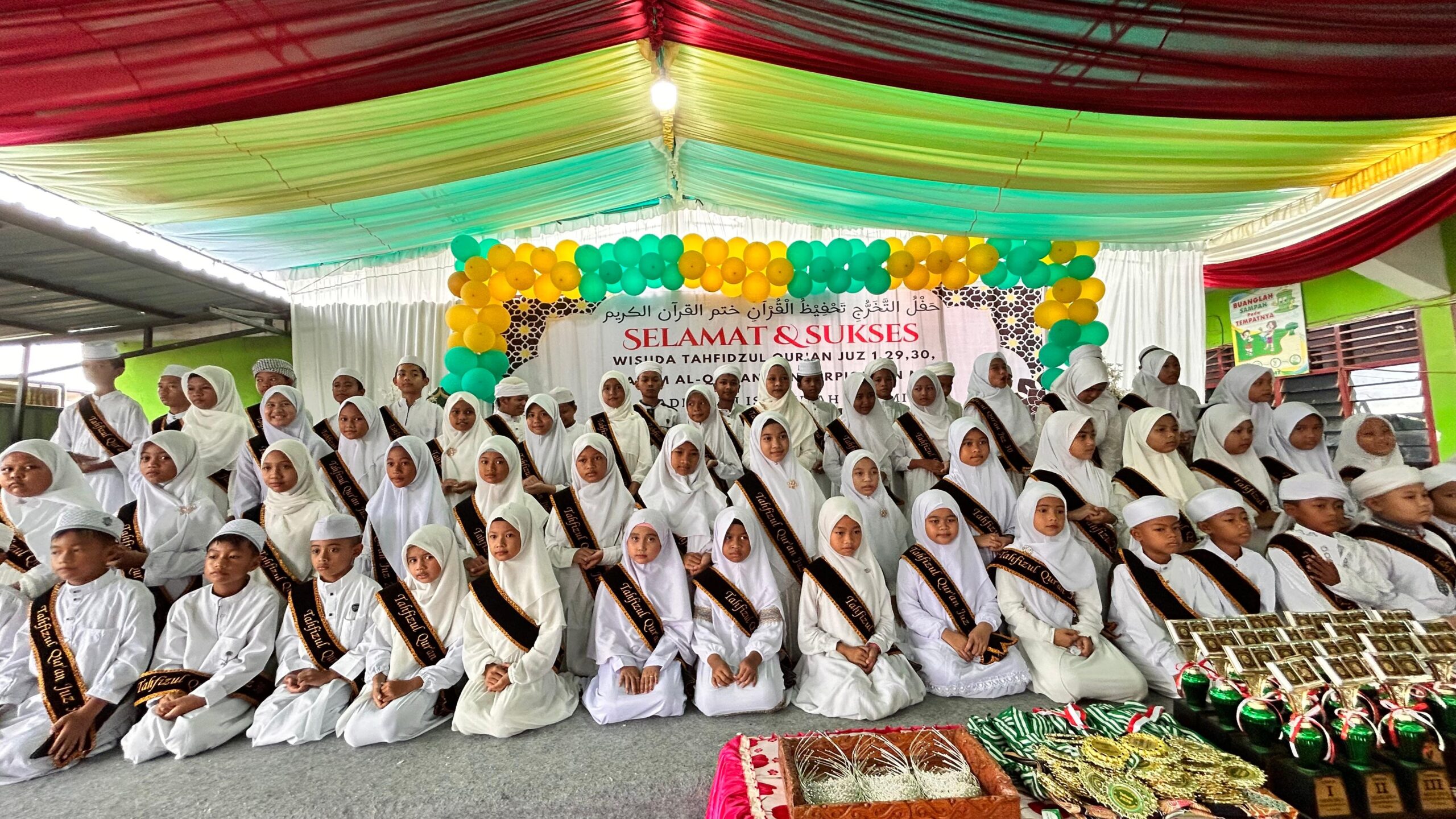 Tangis Haru Warnai Wisuda 64 Santri Tahfidz MIS Al Amin Medan