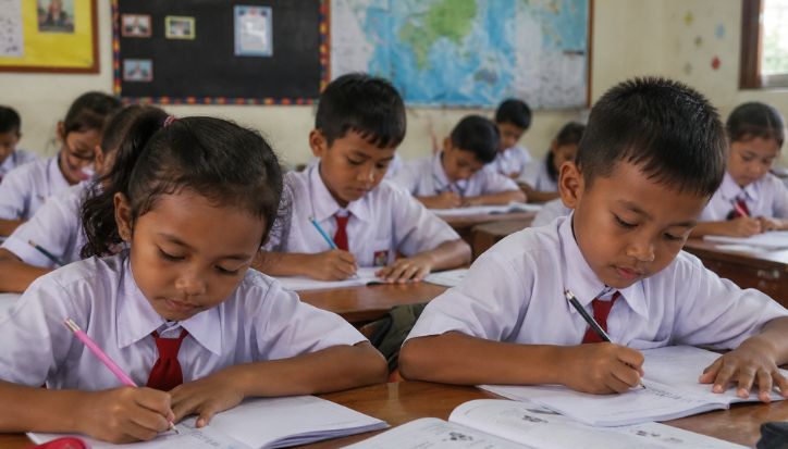Prabowo Terbitkan Perpres Baru, Anak Indonesia Tak Boleh Putus Sekolah