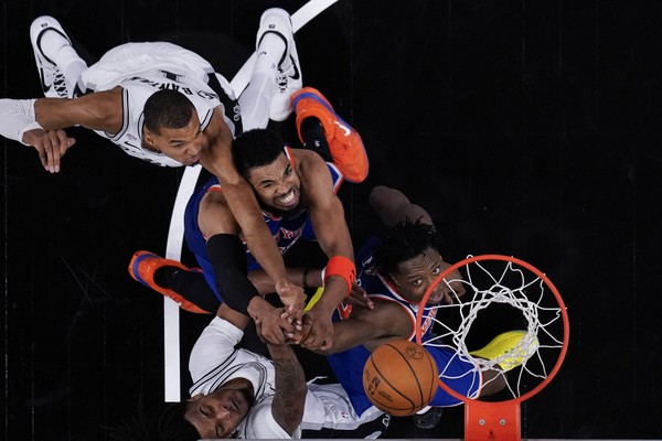New York Knicks Kalahkan Spurs 105-104, Semakin Dekat Juara NBA 2026