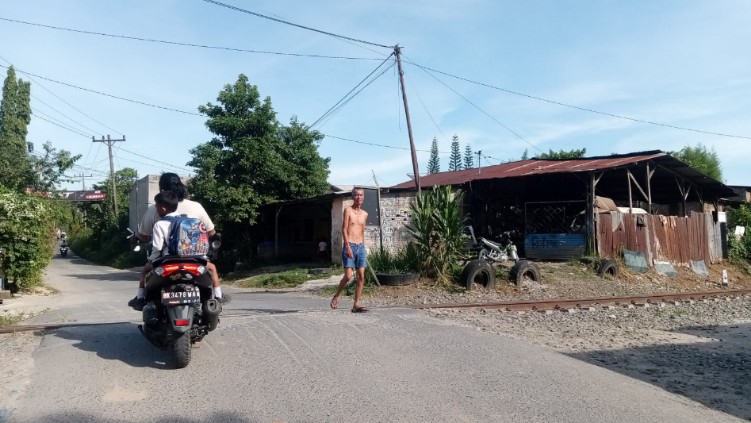 Maut Masih Dibiarkan Mengancam pada Perlintasan Kereta Api di Tambun Nabolon