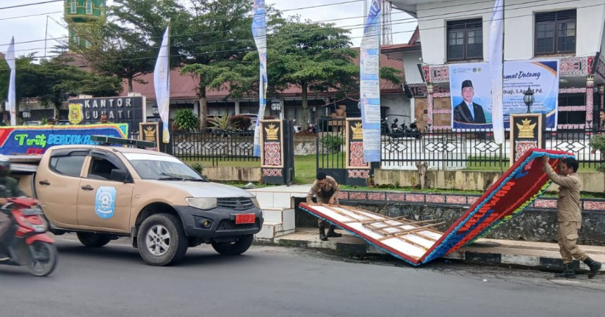 Kritik Lewat Papan Bunga \"Dibungkam\", Sat Pol PP Dairi Dituding Arogan