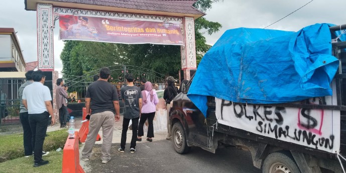 Gampas Berdaulat Unjuk Rasa di Polres Simalungun