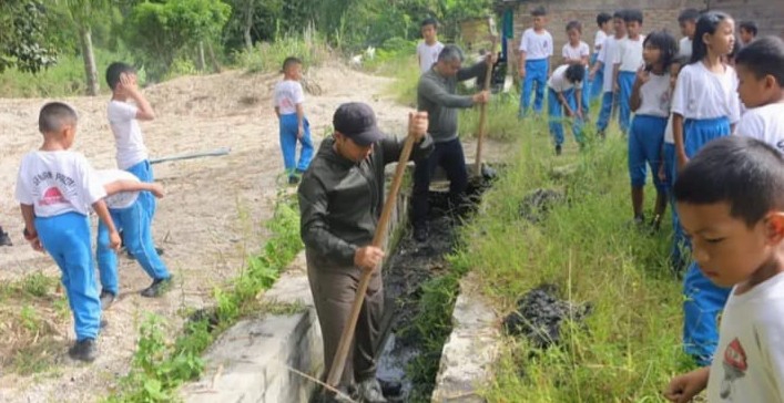 Bupati Taput Gotong Royong Bersama Warga dan Tinjau Sejumlah Infrastruktur Desa
