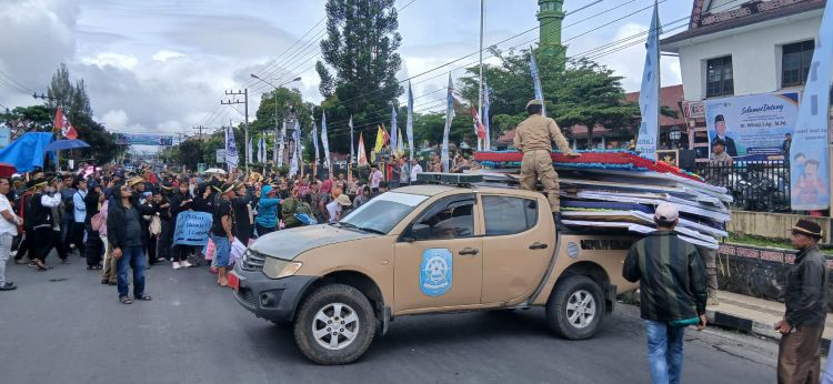 Satpol PP Dairi Pasang Kembali Papan Bunga Usai Desakan Massa Demo